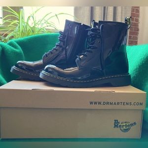 Dr Martens black patent Lamper boots